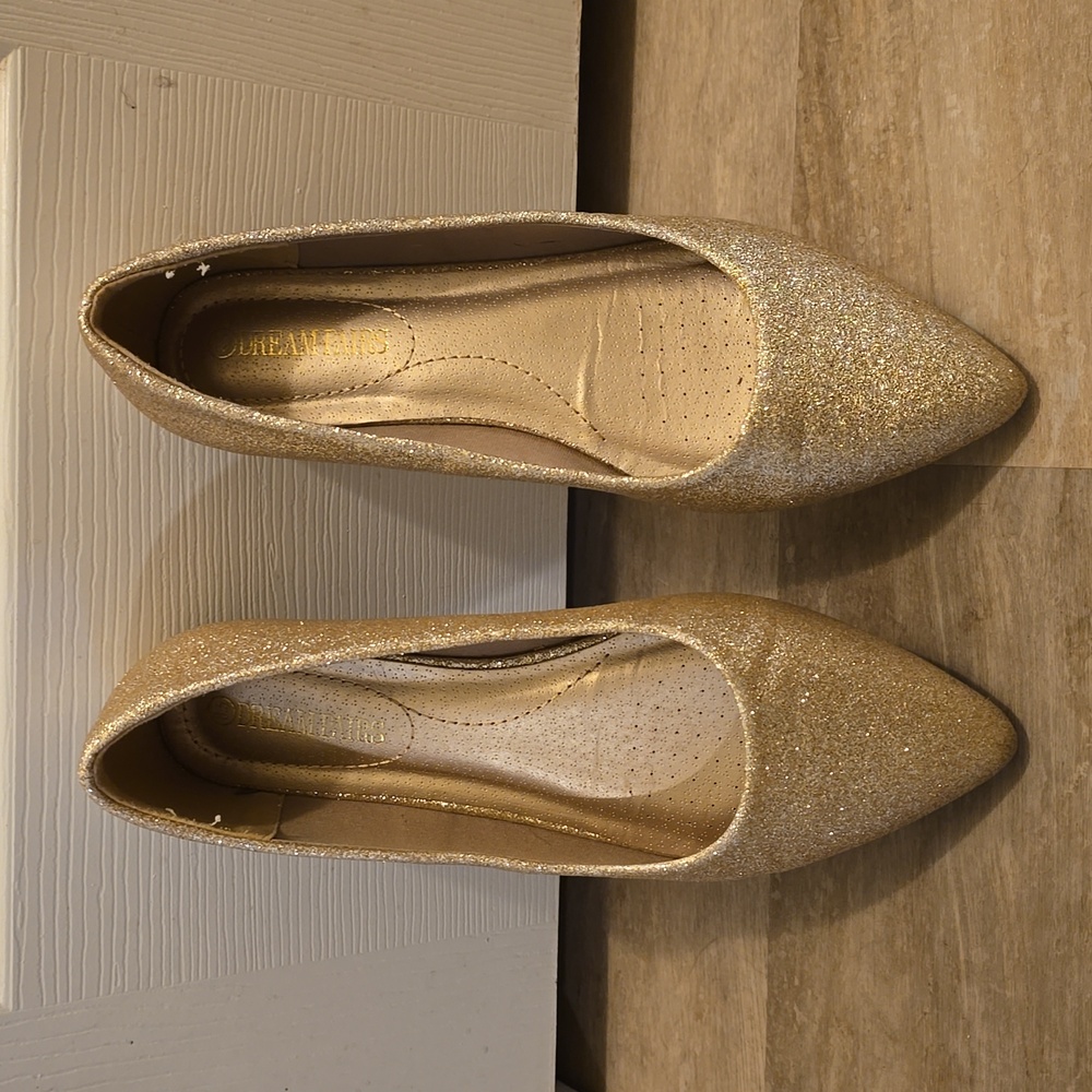 Dream Paris women's size 8.5 sparkly gold flats only wore once